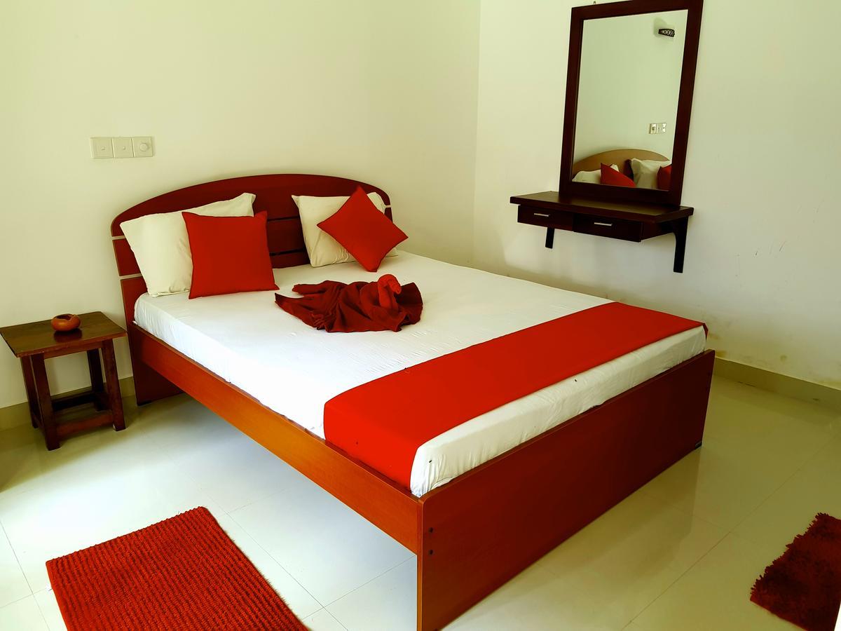 Oasis Beach Hotel Negombo Exterior photo