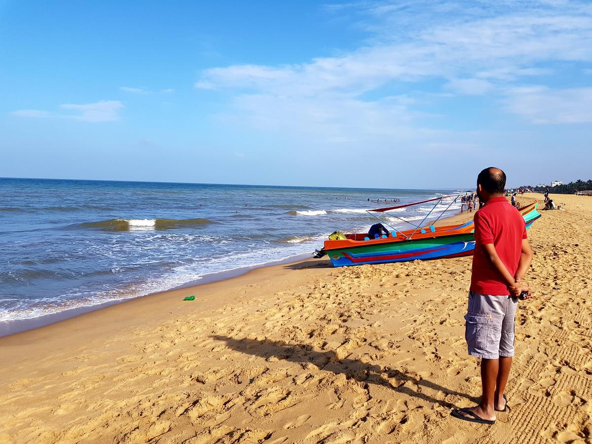Oasis Beach Hotel Negombo Exterior photo